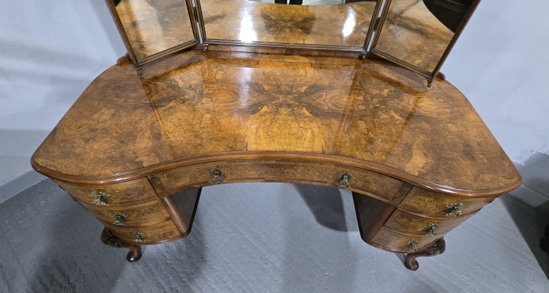 Magnificent Queen Anne Dressing Table - Image 12