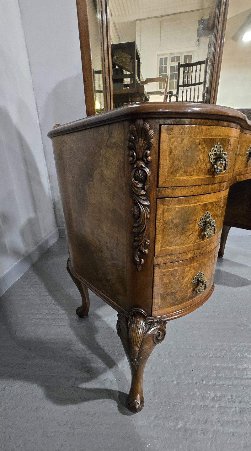 Magnificent Queen Anne Dressing Table - Image 2