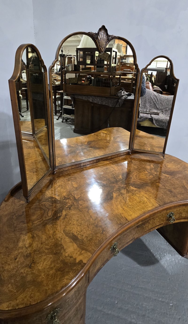 Magnificent Queen Anne Dressing Table - Image 11