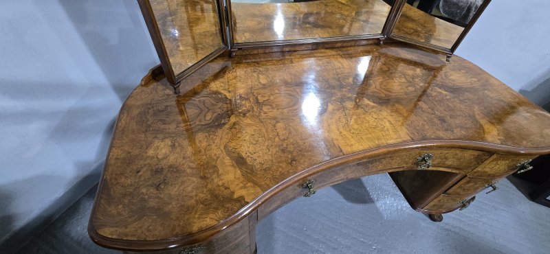 Magnificent Queen Anne Dressing Table - Image 14