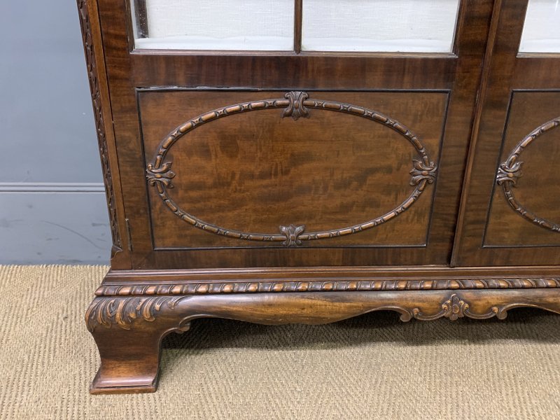 Chippendale Style Mahogany Display Cabinet - Image 16