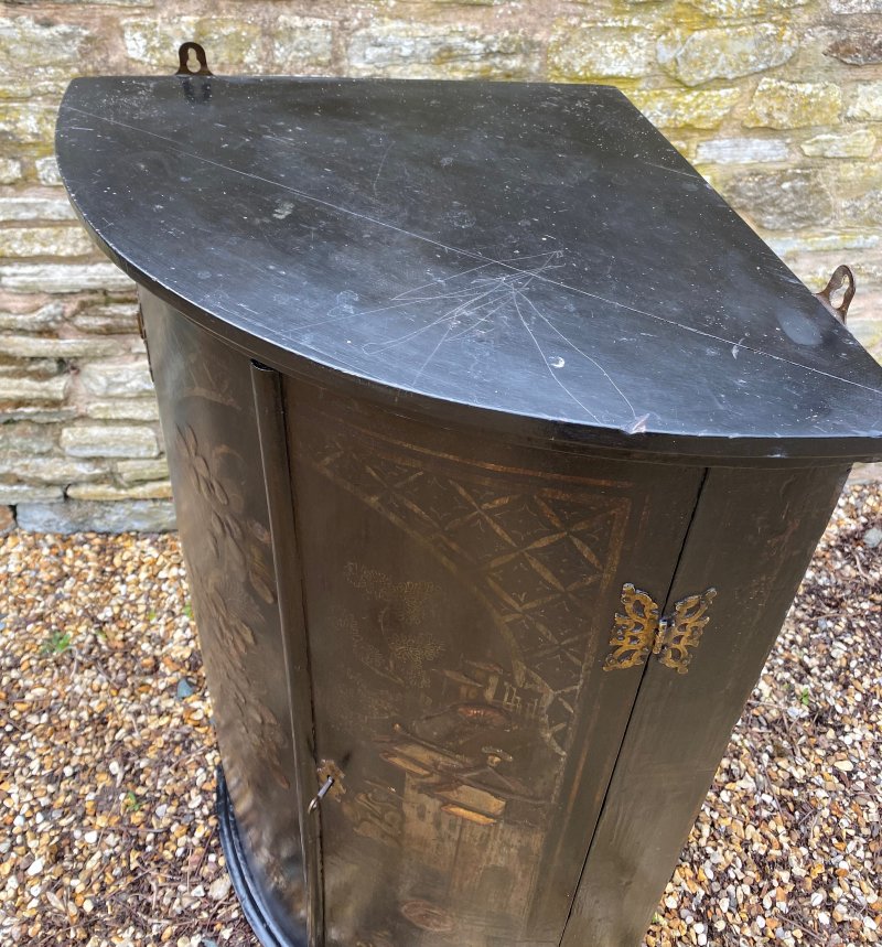 Georgian chinoiserie hanging corner cupboard - Image 2