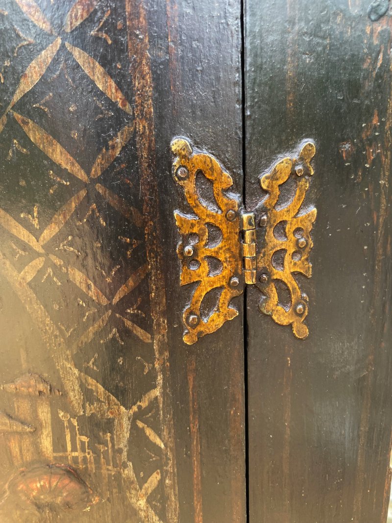 Georgian chinoiserie hanging corner cupboard - Image 4