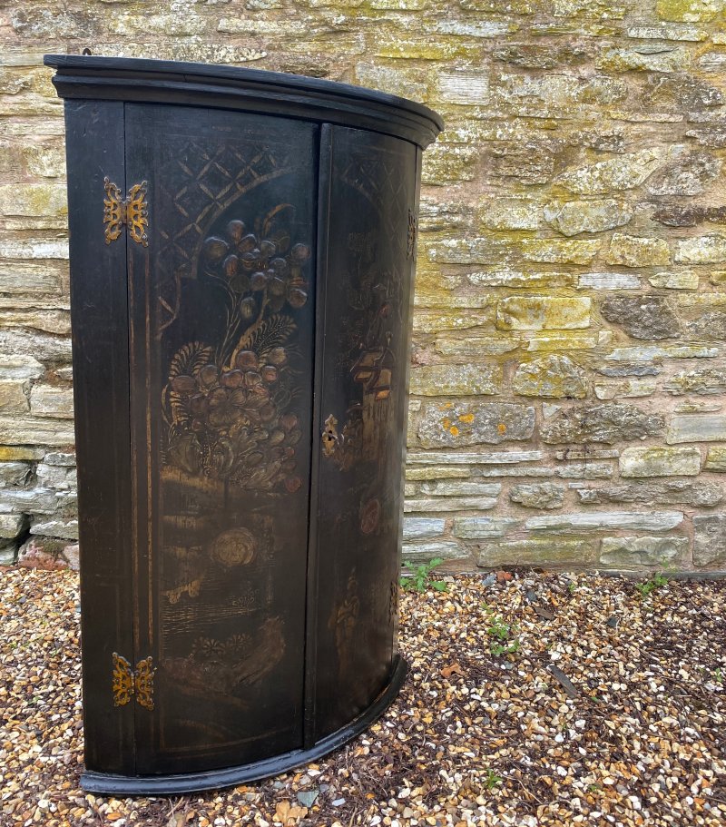 Georgian chinoiserie hanging corner cupboard - Image 8