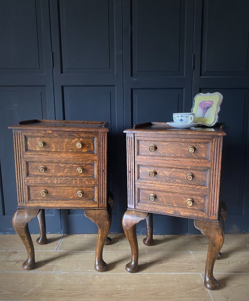 Pair of bedsides/collectors cabinets - Image 2