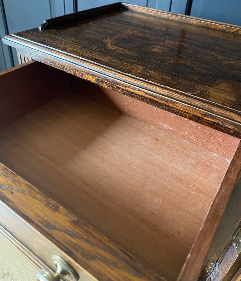 Pair of bedsides/collectors cabinets - Image 5