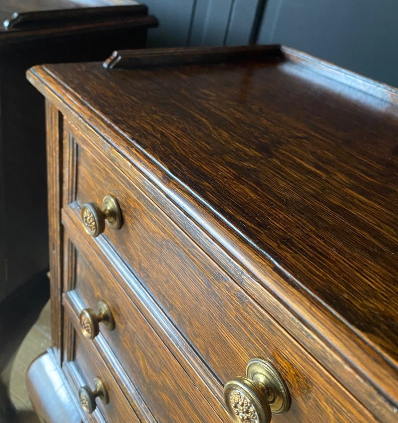 Pair of bedsides/collectors cabinets - Image 7
