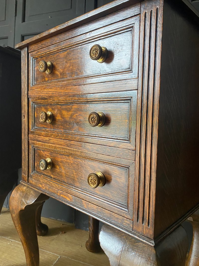 Pair of bedsides/collectors cabinets - Image 10