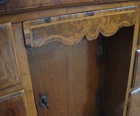 Walnut kneehole desk - Image 4