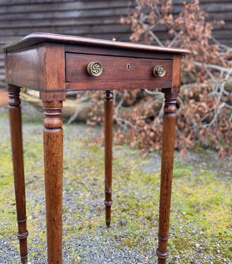 Regency petite writing table - Image 4