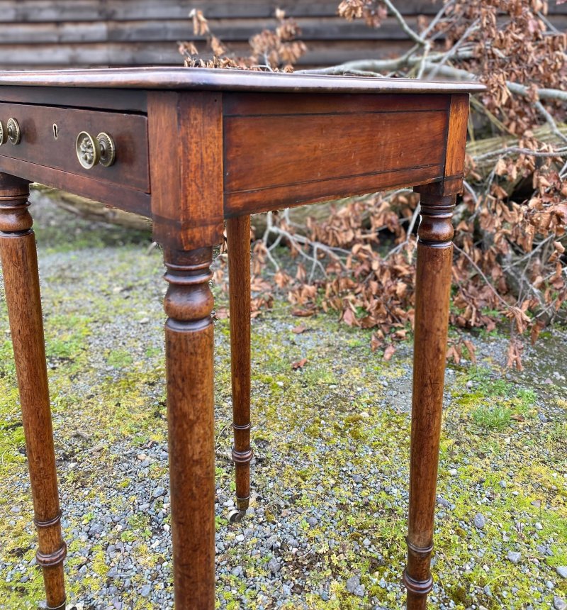 Regency petite writing table - Image 10