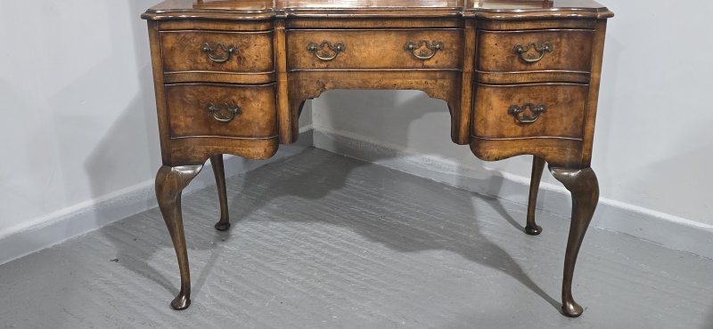 Super Queen Anne Walnut Dressing Table - Image 3
