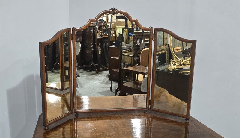 Super Queen Anne Walnut Dressing Table - Image 4