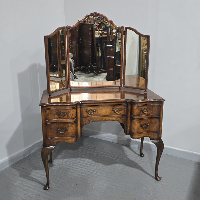 Super Queen Anne Walnut Dressing Table - Image 2