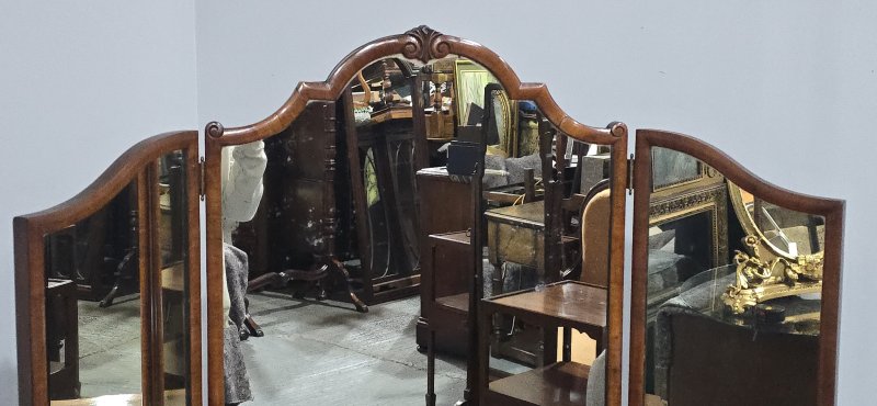 Super Queen Anne Walnut Dressing Table - Image 5