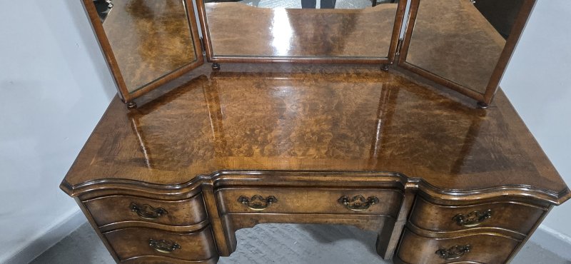 Super Queen Anne Walnut Dressing Table - Image 8