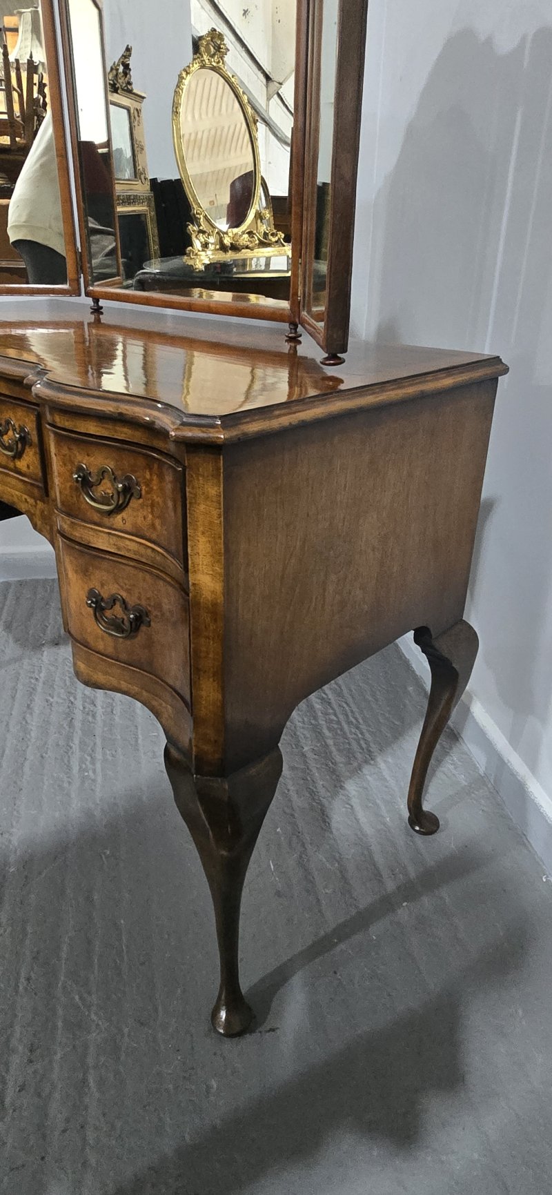 Super Queen Anne Walnut Dressing Table - Image 9