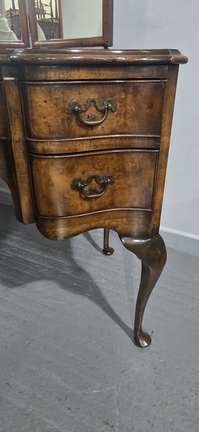 Super Queen Anne Walnut Dressing Table - Image 10
