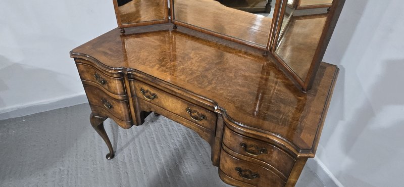 Super Queen Anne Walnut Dressing Table - Image 12