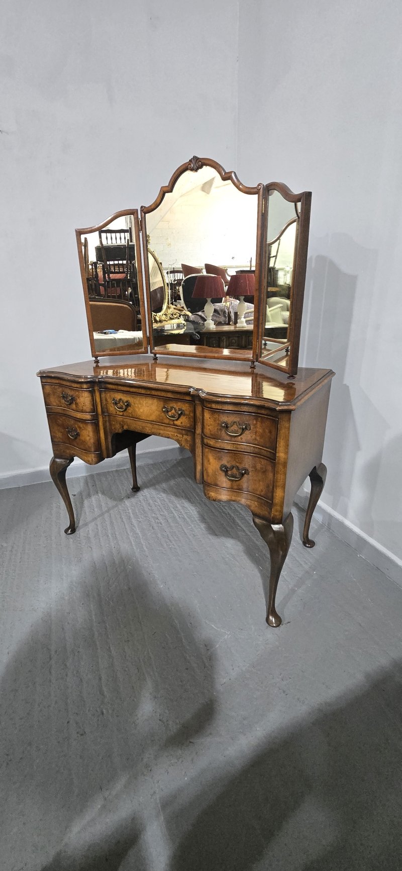 Super Queen Anne Walnut Dressing Table - Image 17