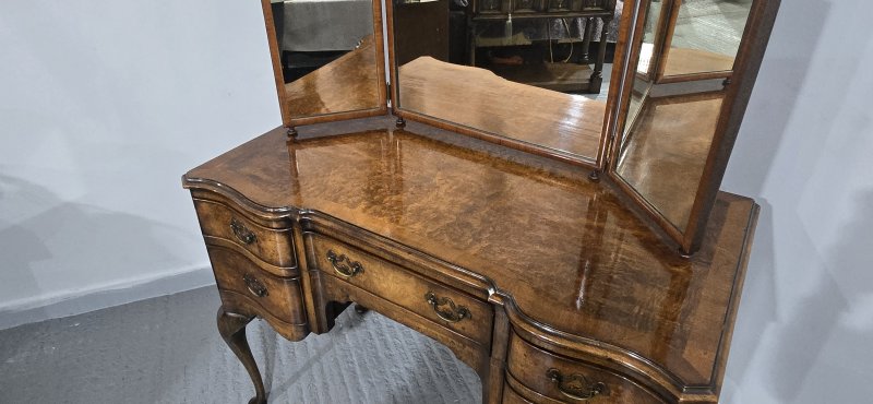 Super Queen Anne Walnut Dressing Table - Image 15