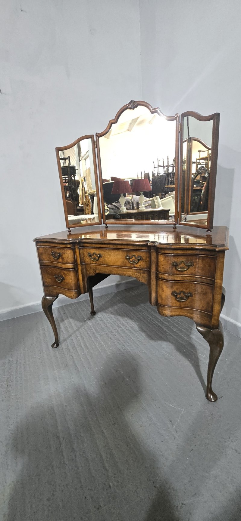 Super Queen Anne Walnut Dressing Table - Image 18