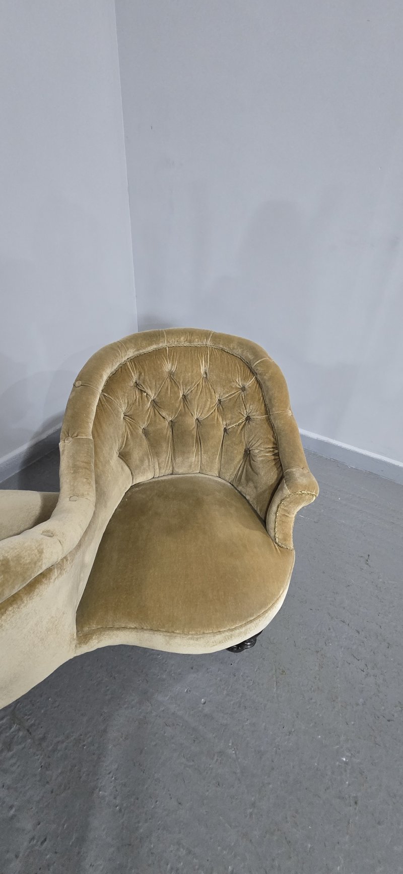 Super Victorian Conversation Sofa - Image 4