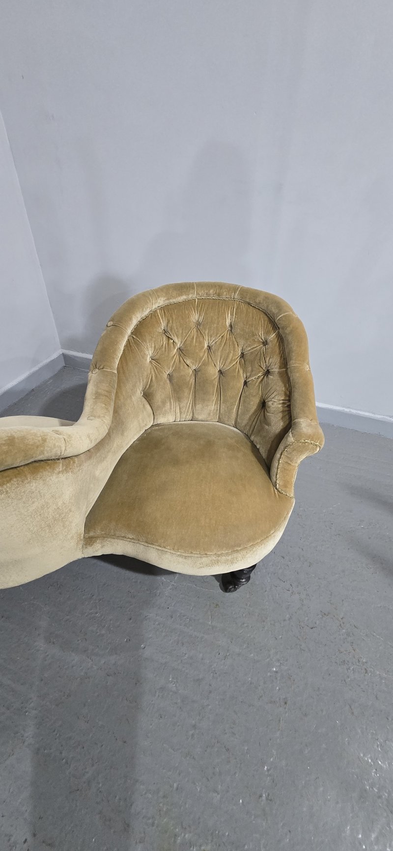 Super Victorian Conversation Sofa - Image 7