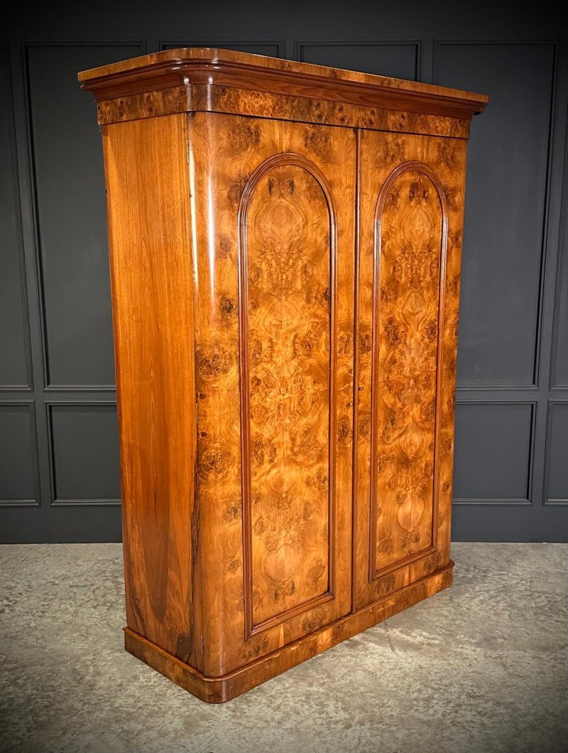 Superb Victorian Figured Walnut Wardrobe - Image 3