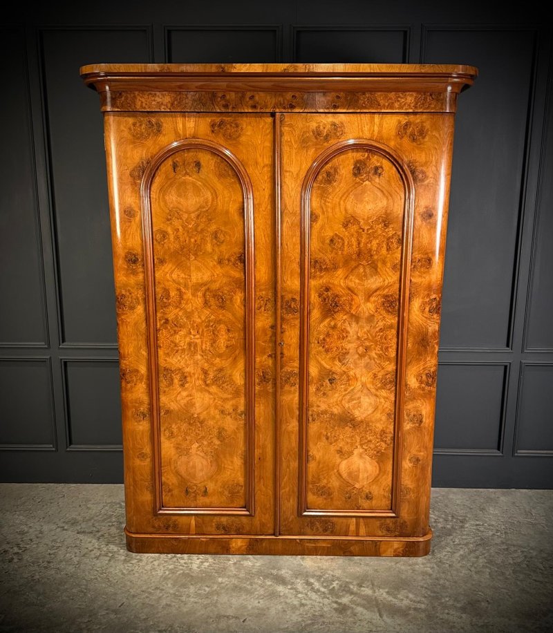 Superb Victorian Figured Walnut Wardrobe - Image 4