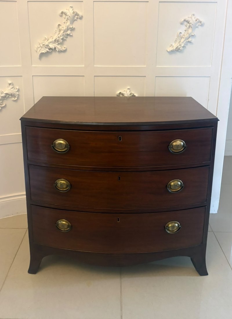 Antique Georgian Quality Mahogany Bow Front Chest of Drawers - Image 2