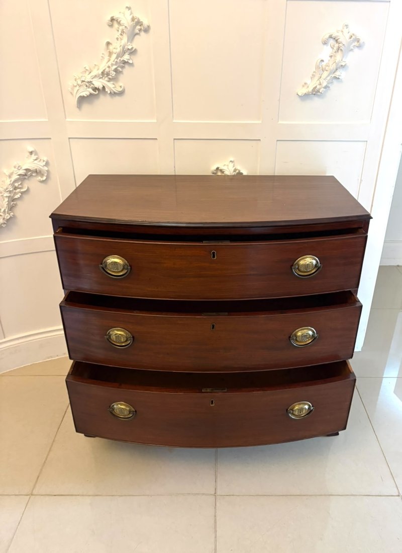 Antique Georgian Quality Mahogany Bow Front Chest of Drawers - Image 3