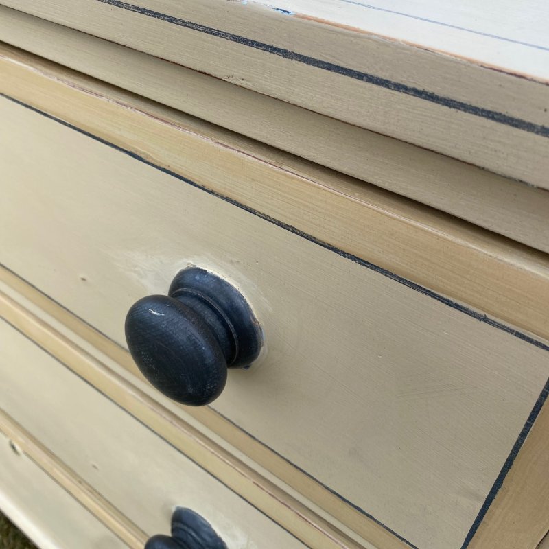 Painted pine chest of drawers - Image 3