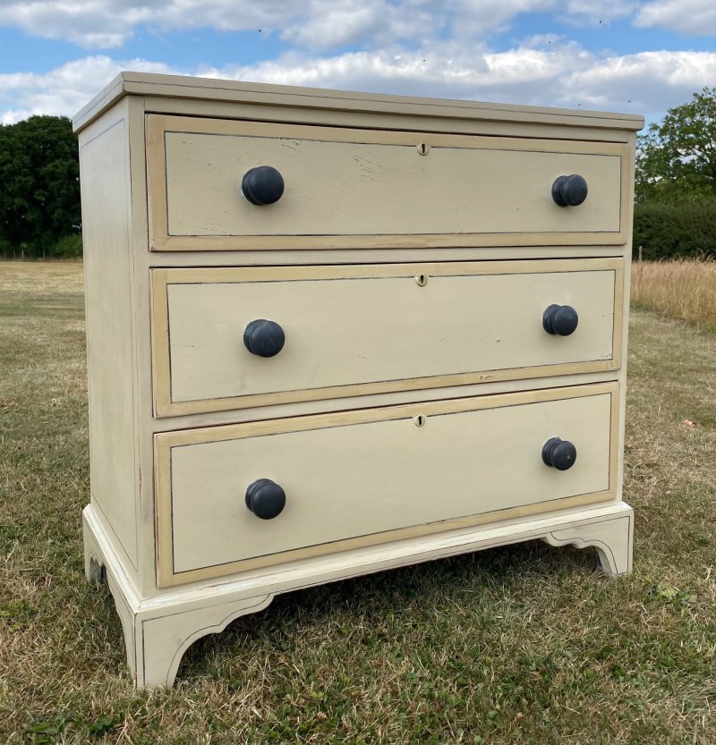Painted pine chest of drawers - Image 10
