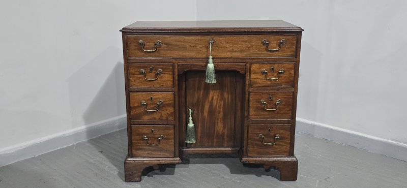Superb Georgian Mahogany Desk - Image 5