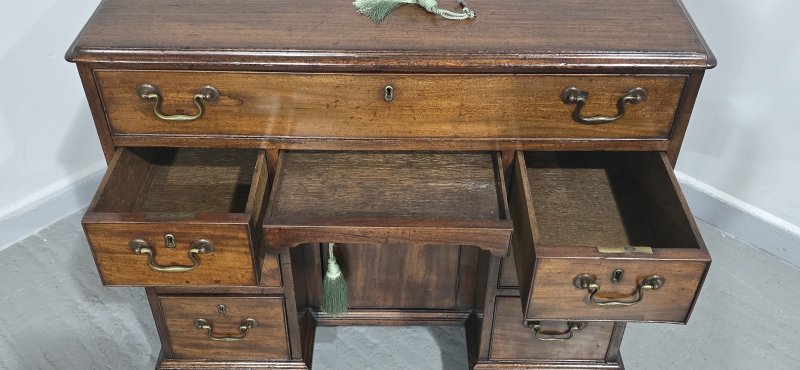 Superb Georgian Mahogany Desk - Image 18