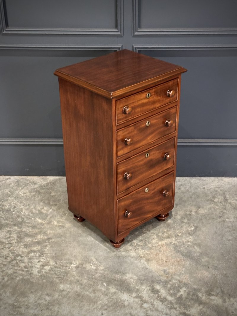 Pair of Quality Mahogany Bedside Chests - Image 2