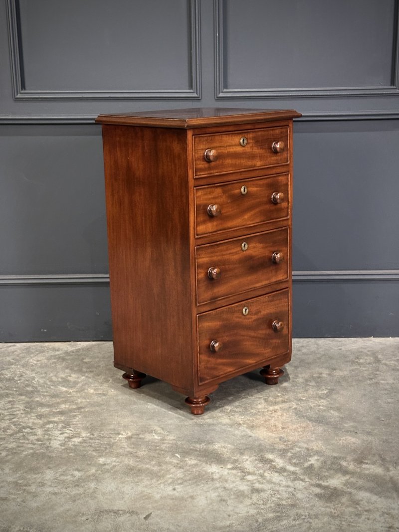 Pair of Quality Mahogany Bedside Chests - Image 4