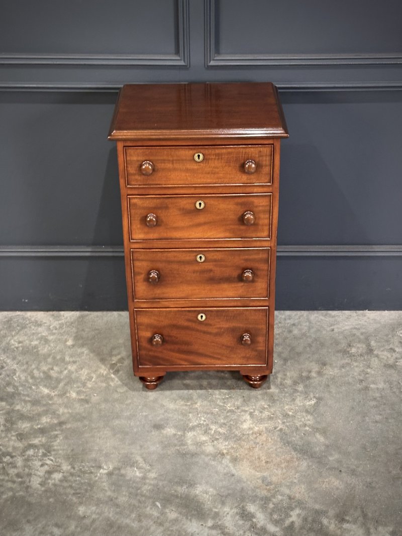 Pair of Quality Mahogany Bedside Chests - Image 7