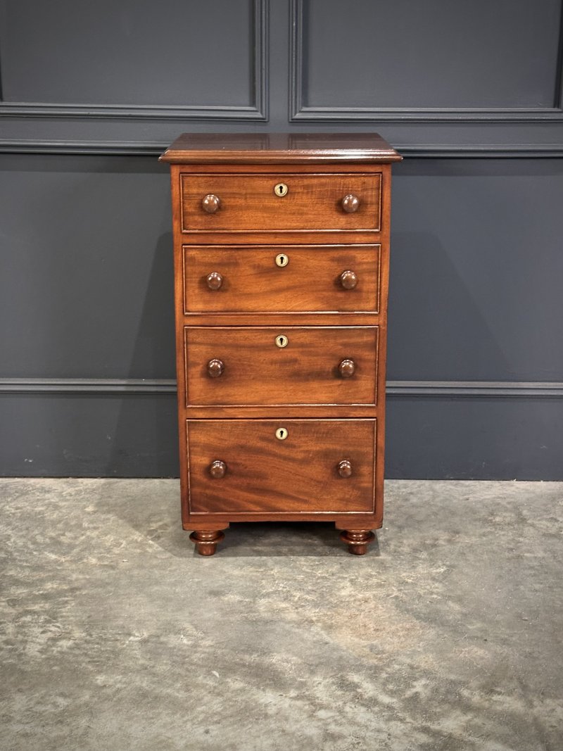 Pair of Quality Mahogany Bedside Chests - Image 10