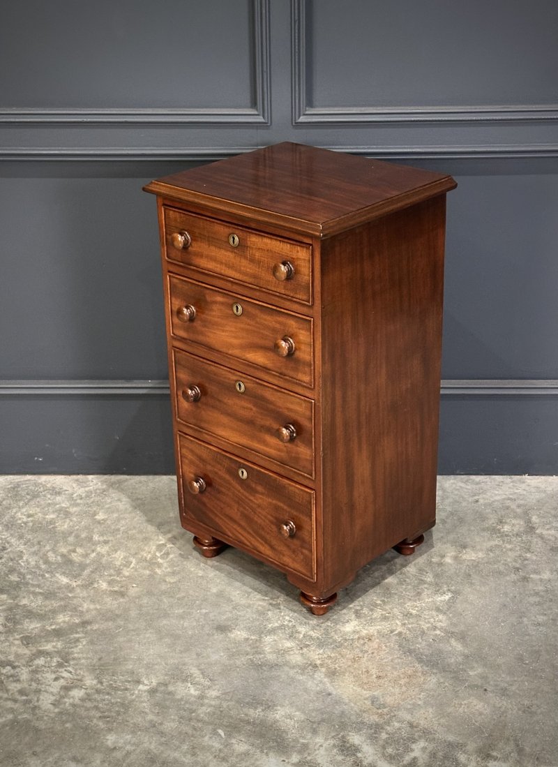 Pair of Quality Mahogany Bedside Chests - Image 11