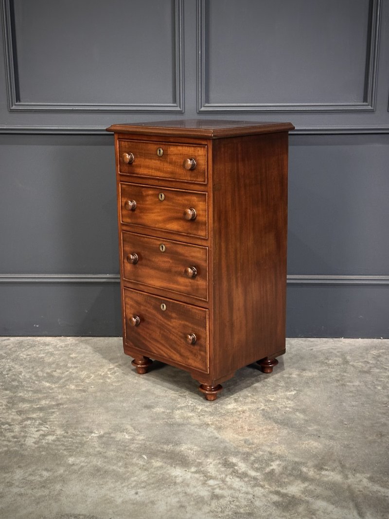 Pair of Quality Mahogany Bedside Chests - Image 12