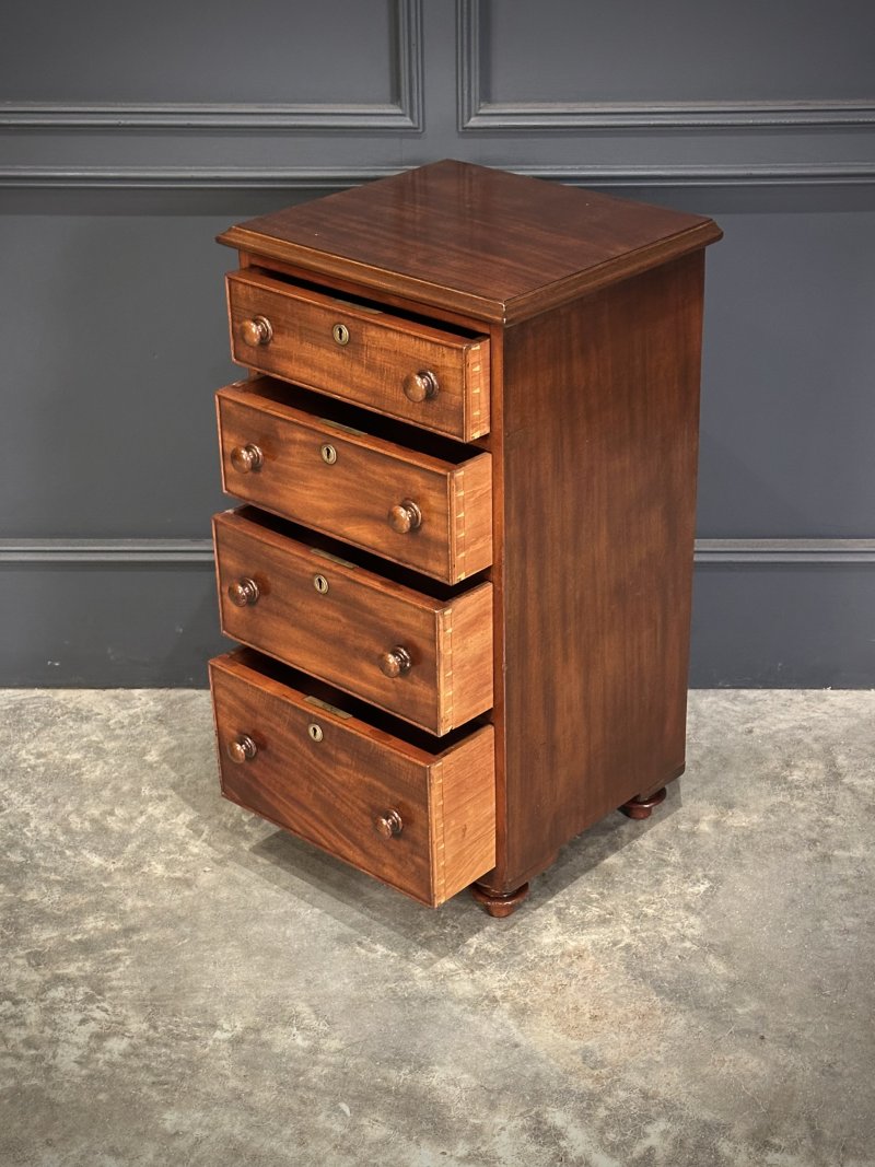Pair of Quality Mahogany Bedside Chests - Image 13