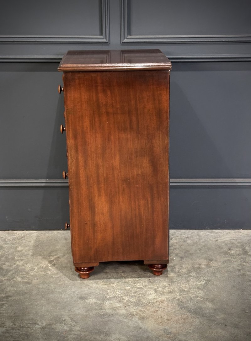 Pair of Quality Mahogany Bedside Chests - Image 14