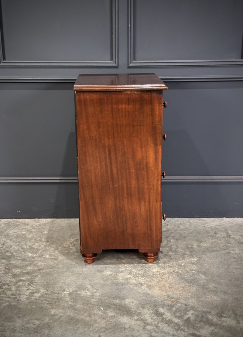 Pair of Quality Mahogany Bedside Chests - Image 8
