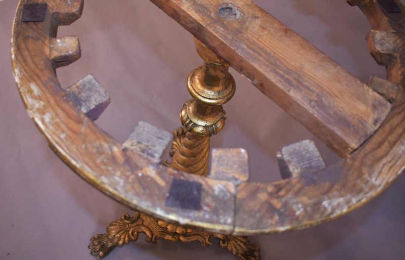 Gilt tri-pod table - Image 6