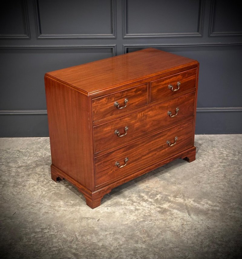 Small Mahogany Chest Of Drawers - Image 3
