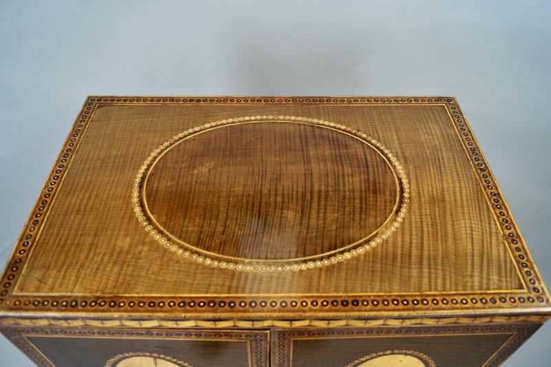 A Fine Sheraton Period Harewood & Inlaid Cabinet On Stand - Image 4