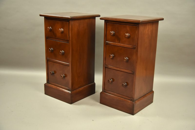 Pair of Victorian Mahogany Bedside Chests - Image 2