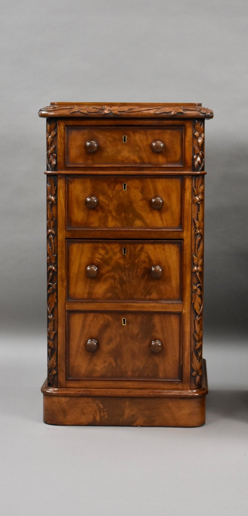 Fine Pair of Victorian Mahogany Bedside Chests of Drawers - Image 3